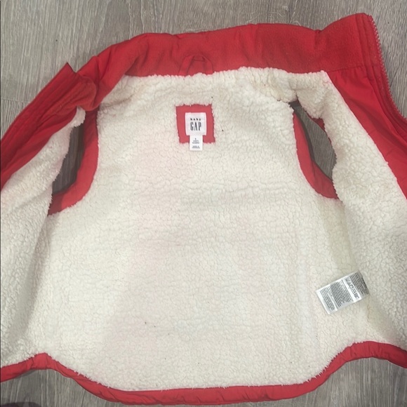 Vibrant Red Puffer Vest Gap kids size 2T used great condition - Picture 3 of 3
